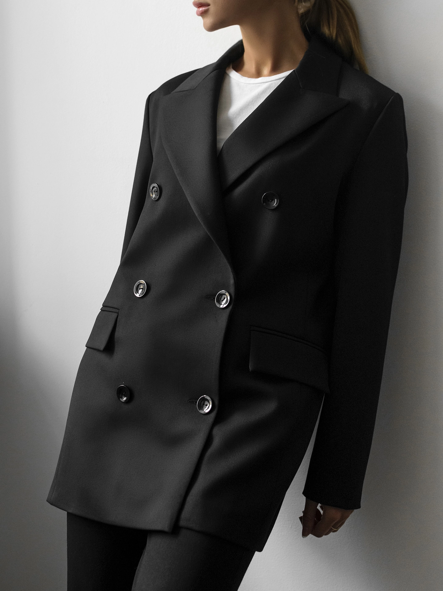 Жакет двубортный с острыми лацканами