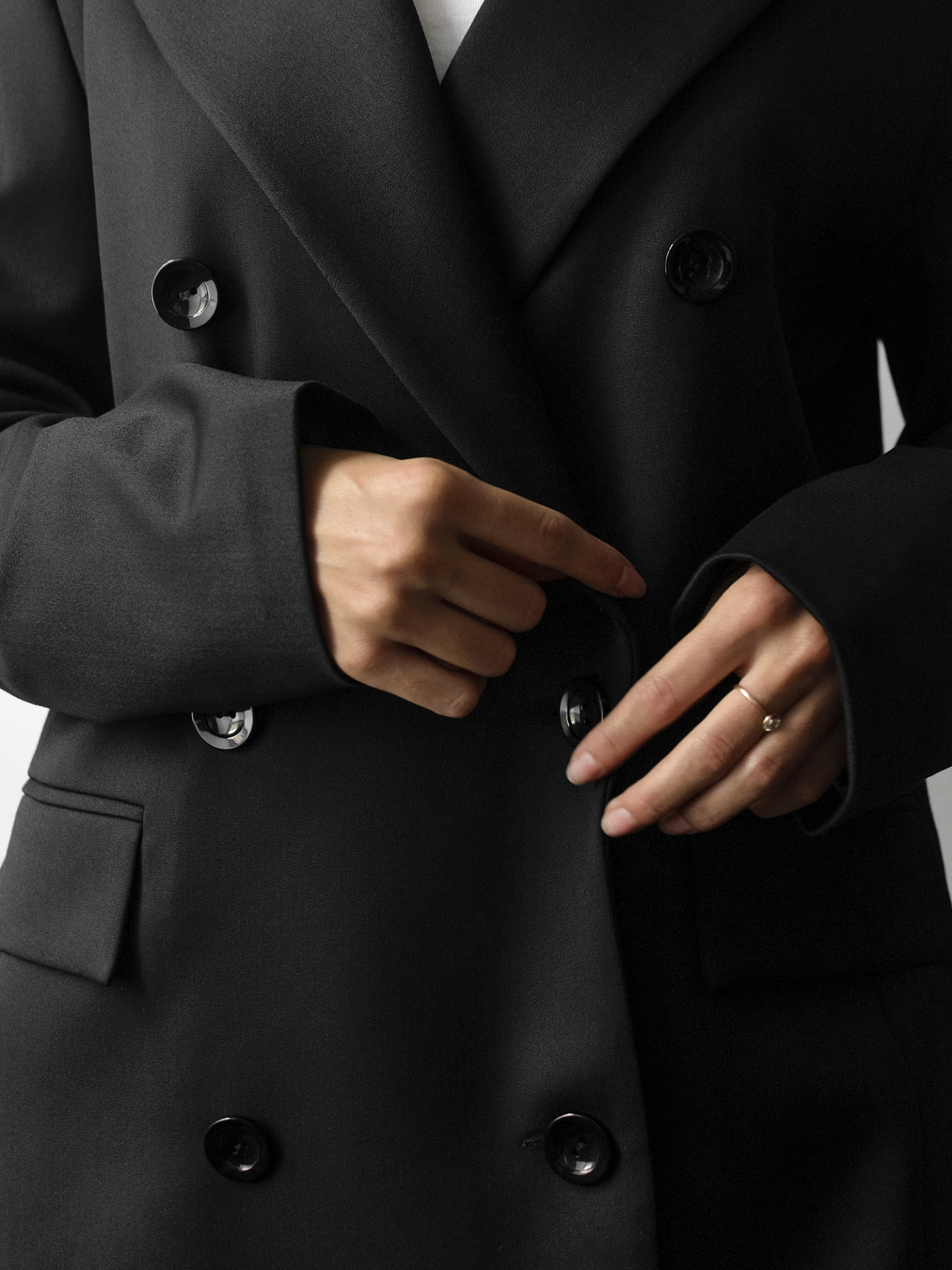 Жакет двубортный с острыми лацканами