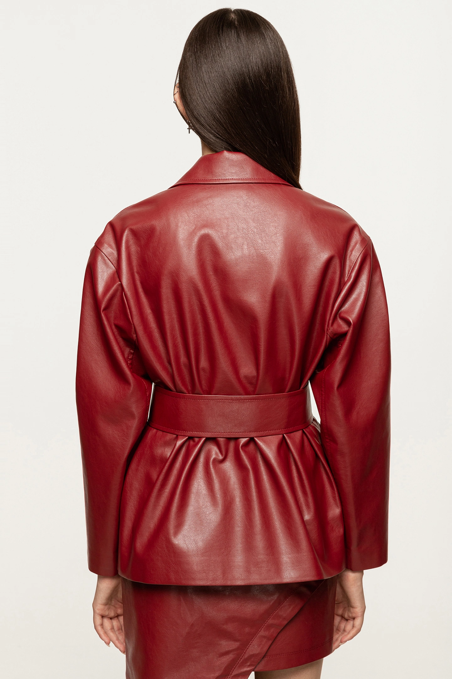 Жакет - куртка со спущенным плечом