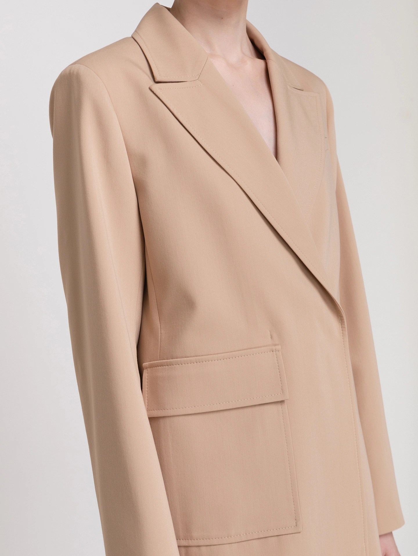 Жакет с асимметричным карманом