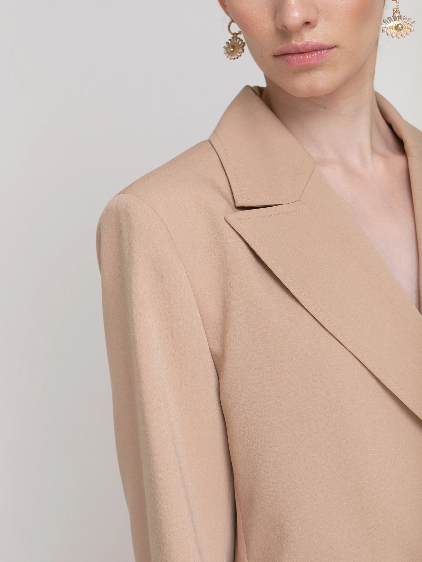 Жакет с асимметричным карманом