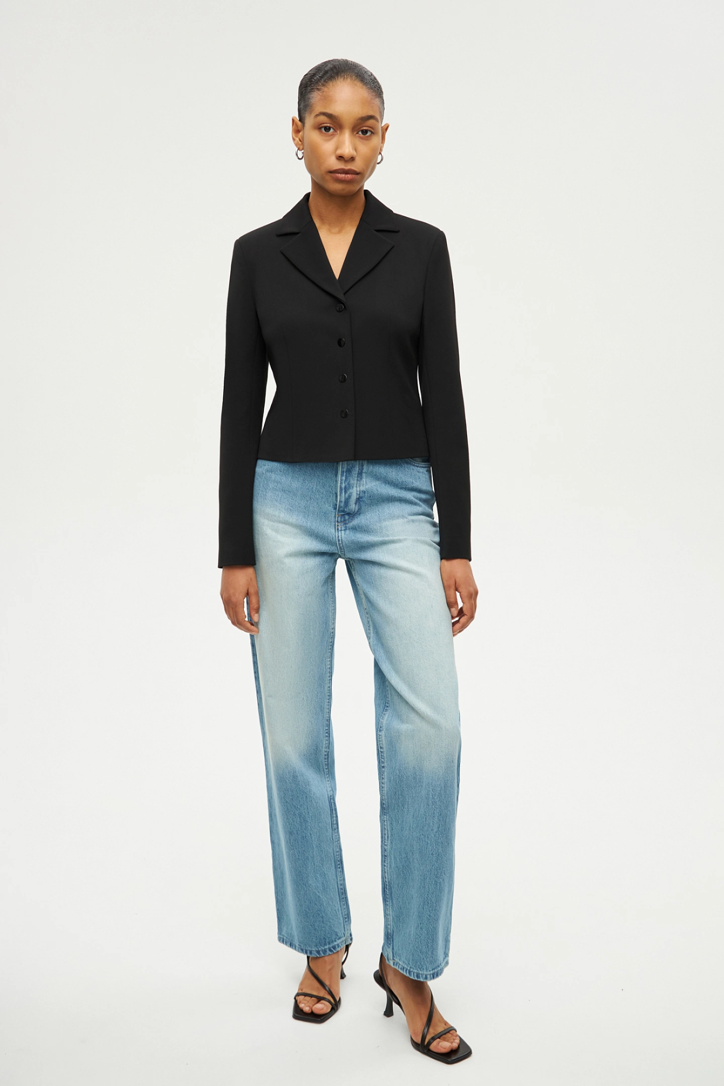 Cropped jacket with buttons