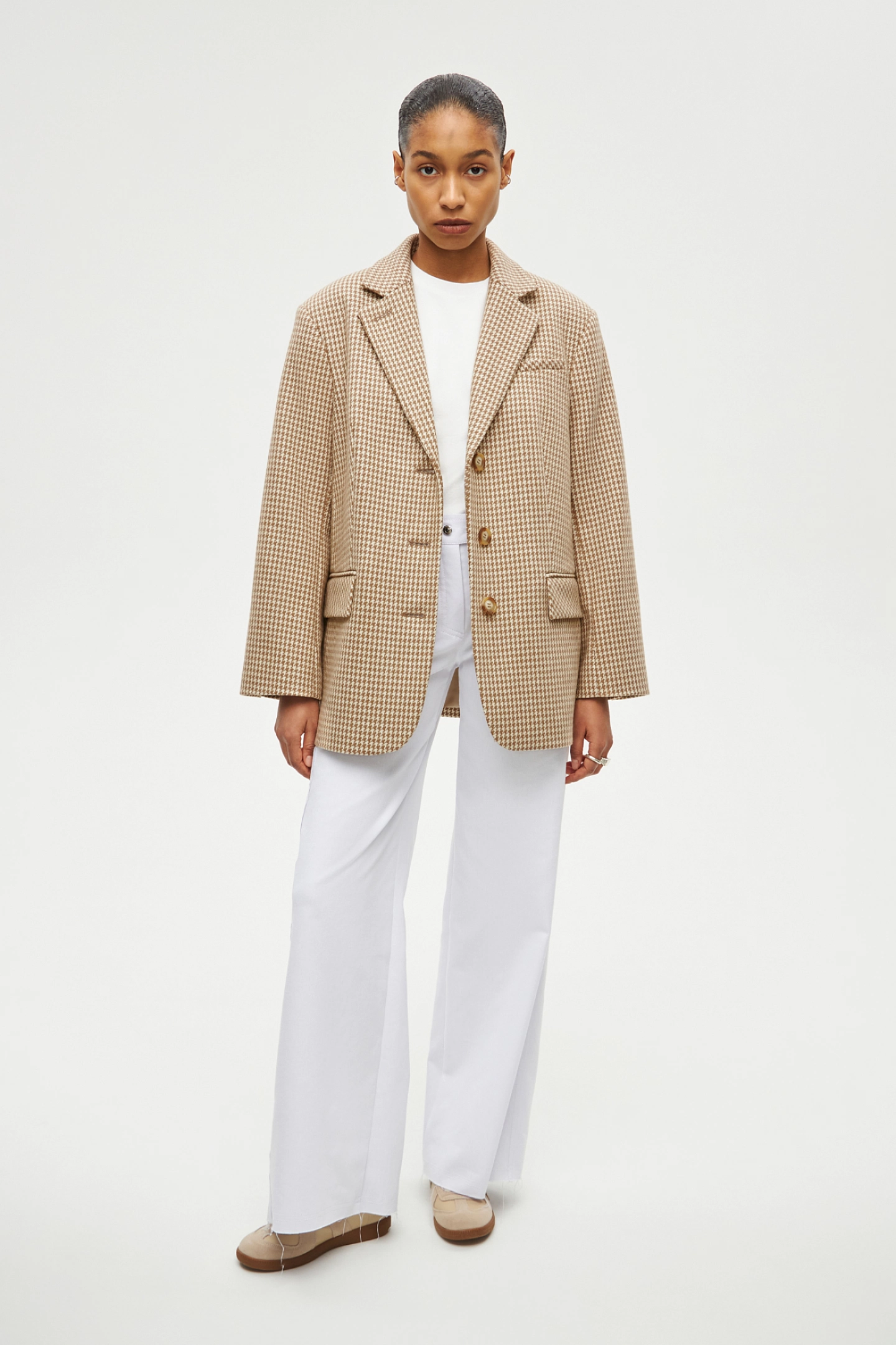 Oversize jacket on 3-button
