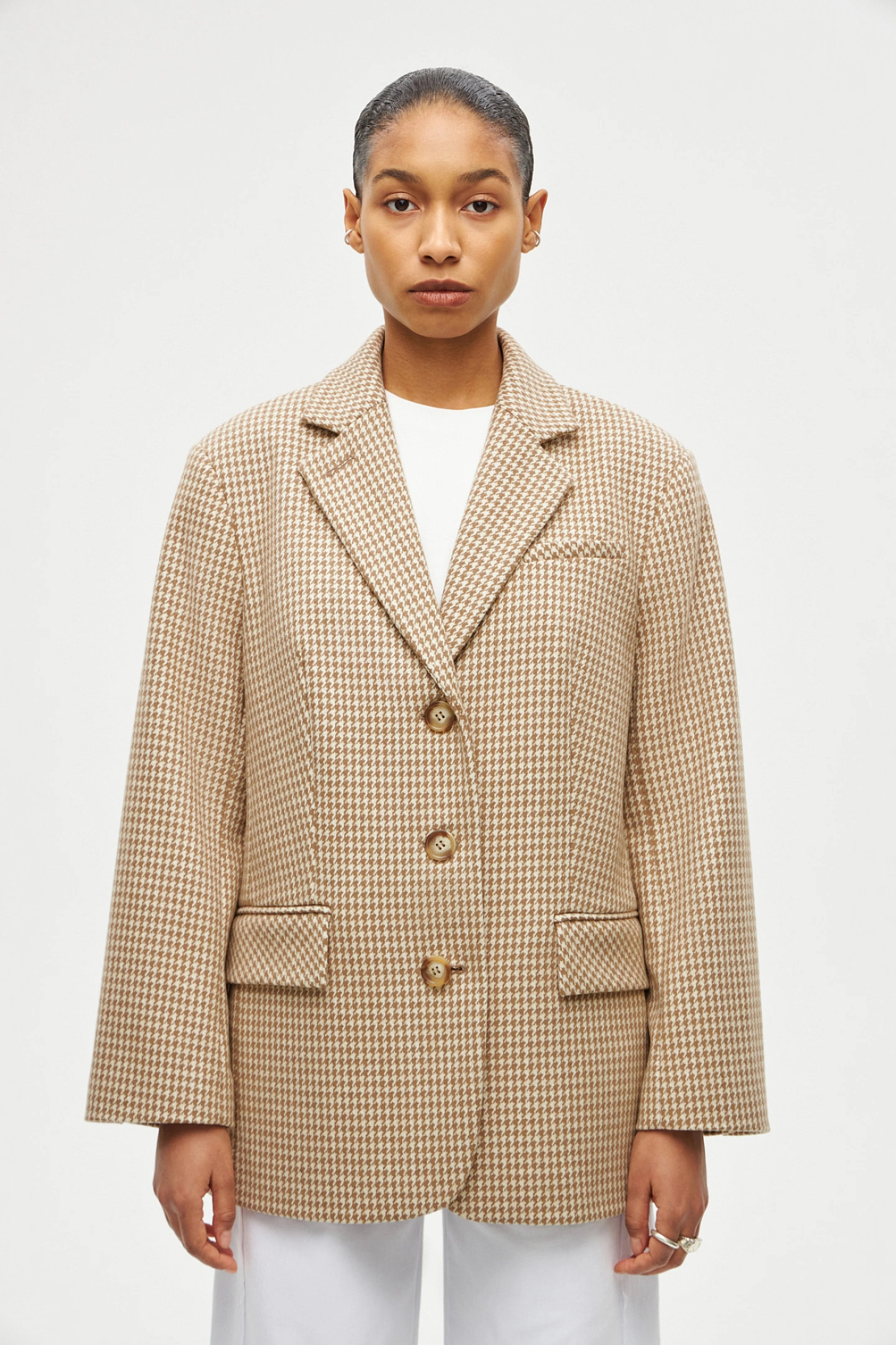 Oversize jacket on 3-button