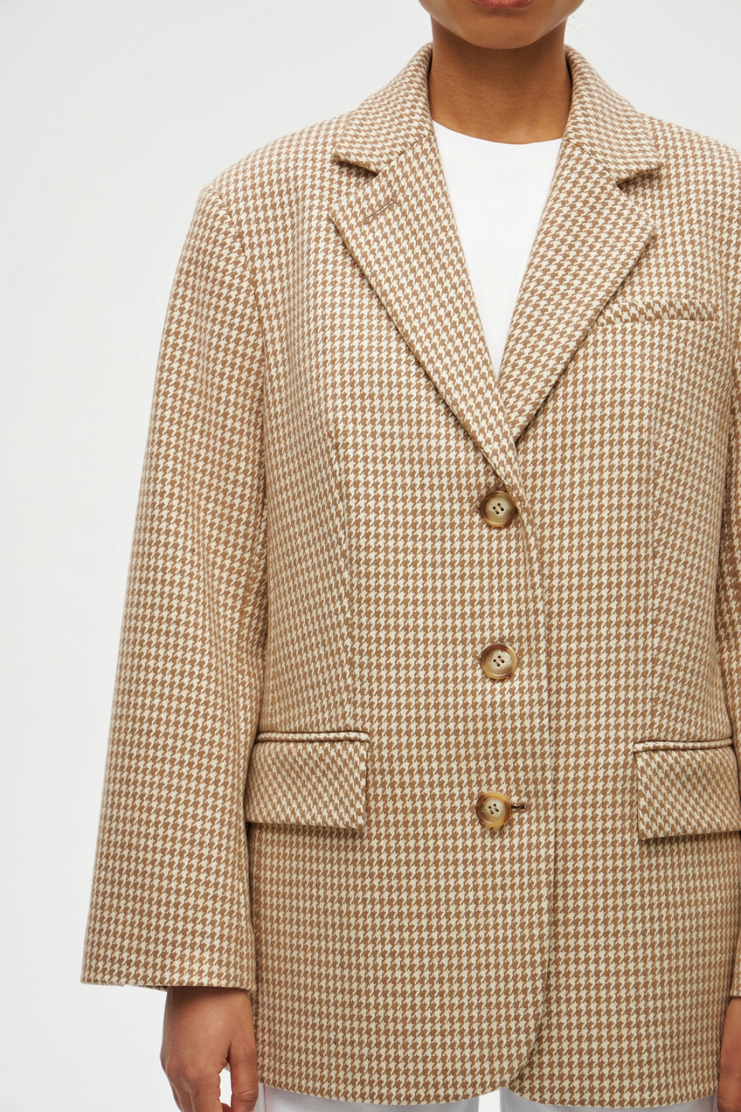 Oversize jacket on 3-button