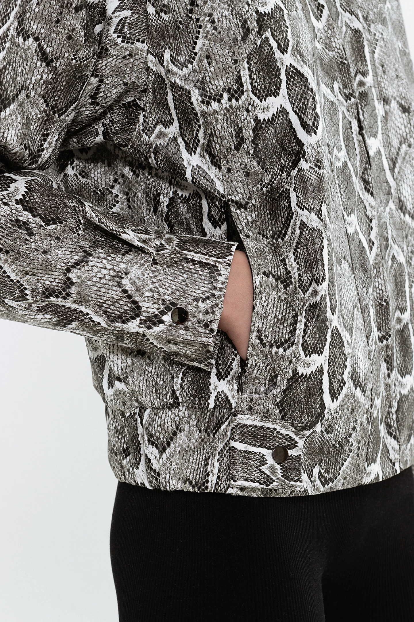 Бомбер из эко-кожи