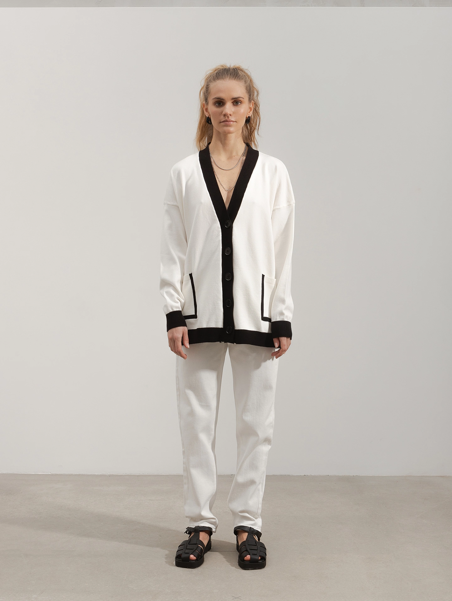 Кардиган вязаный удлинённый с контрастной отделкой