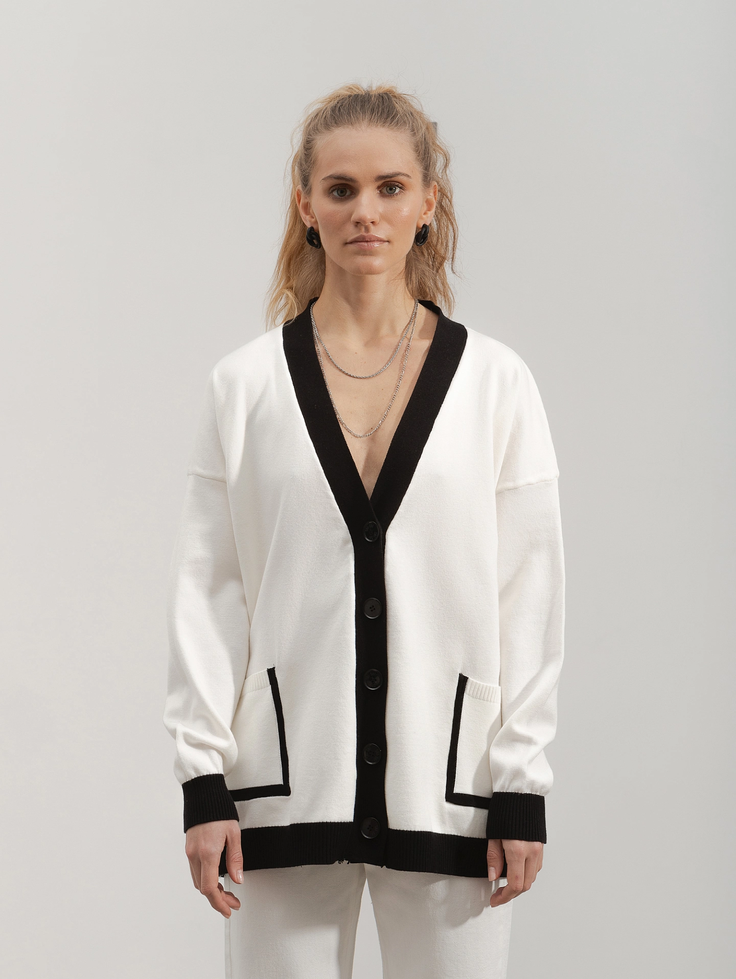 Кардиган вязаный удлинённый с контрастной отделкой