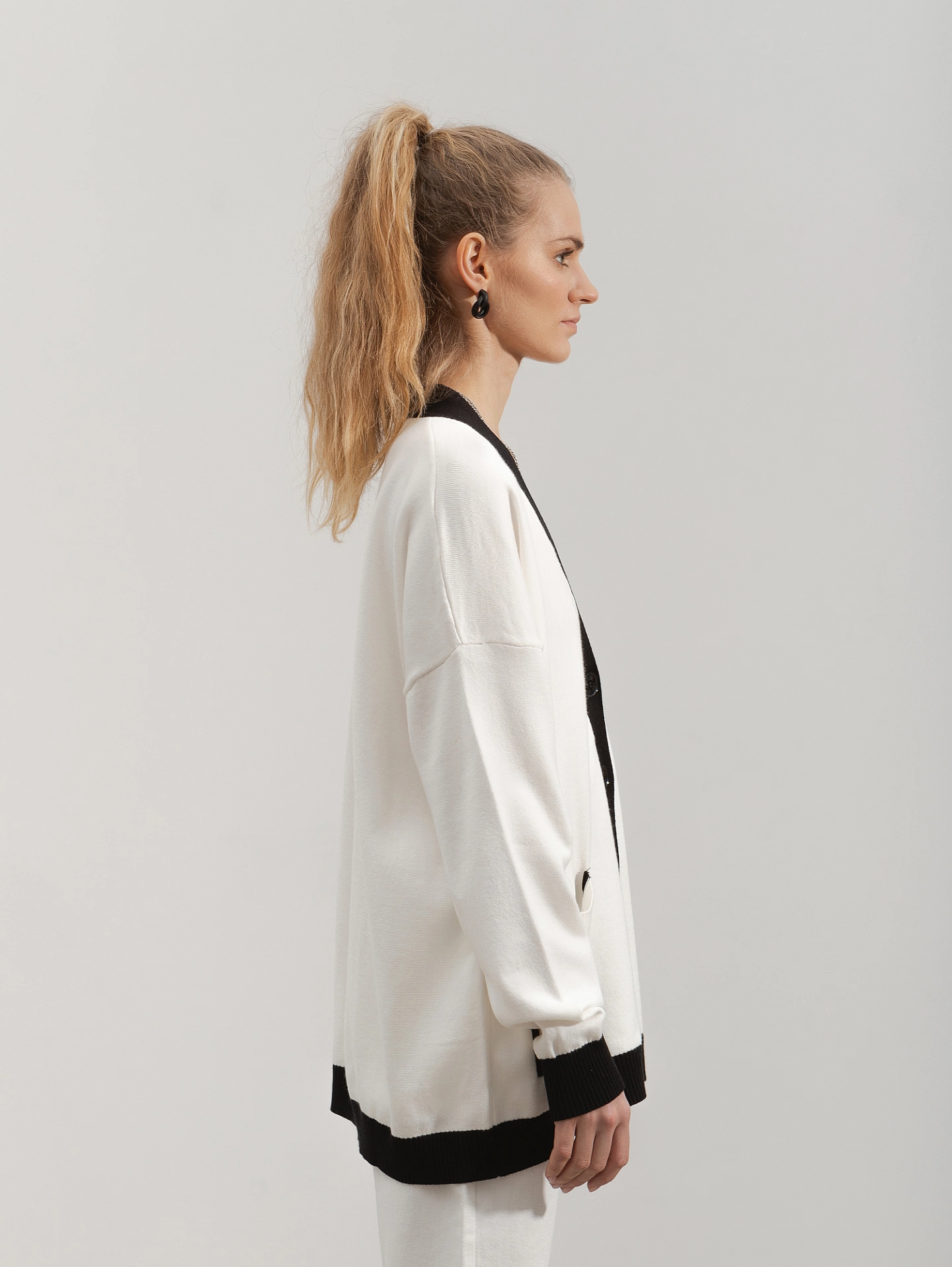 Кардиган вязаный удлинённый с контрастной отделкой