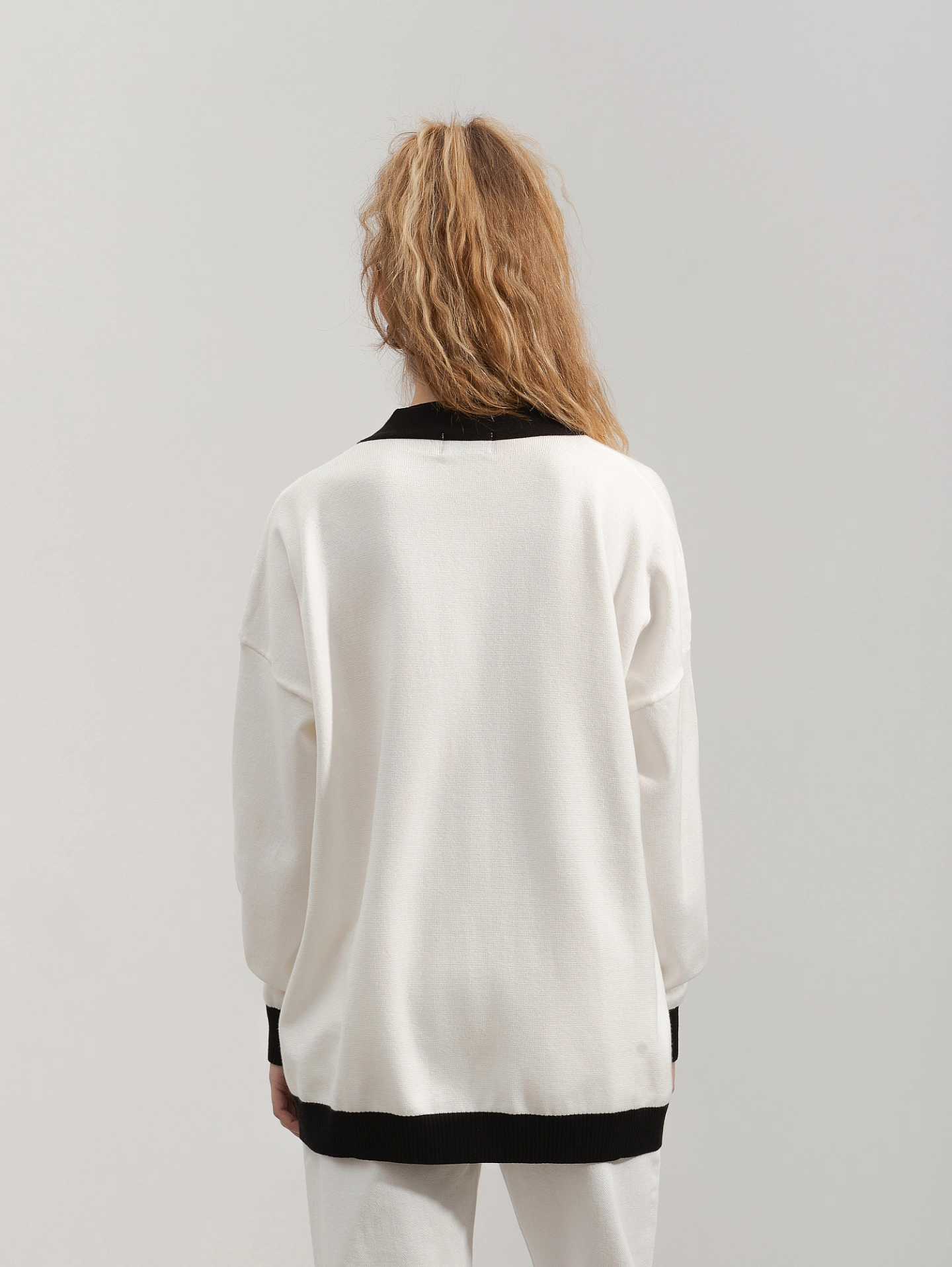 Кардиган вязаный удлинённый с контрастной отделкой