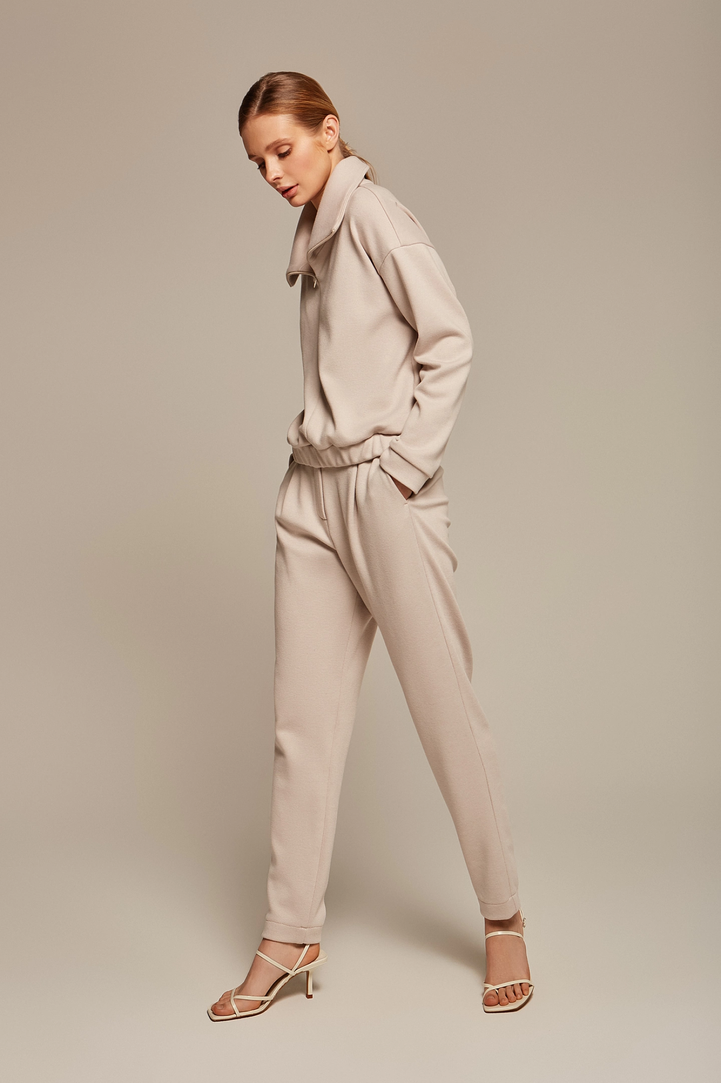 Свитшот с воротником апаш и брюки с защипами джерси