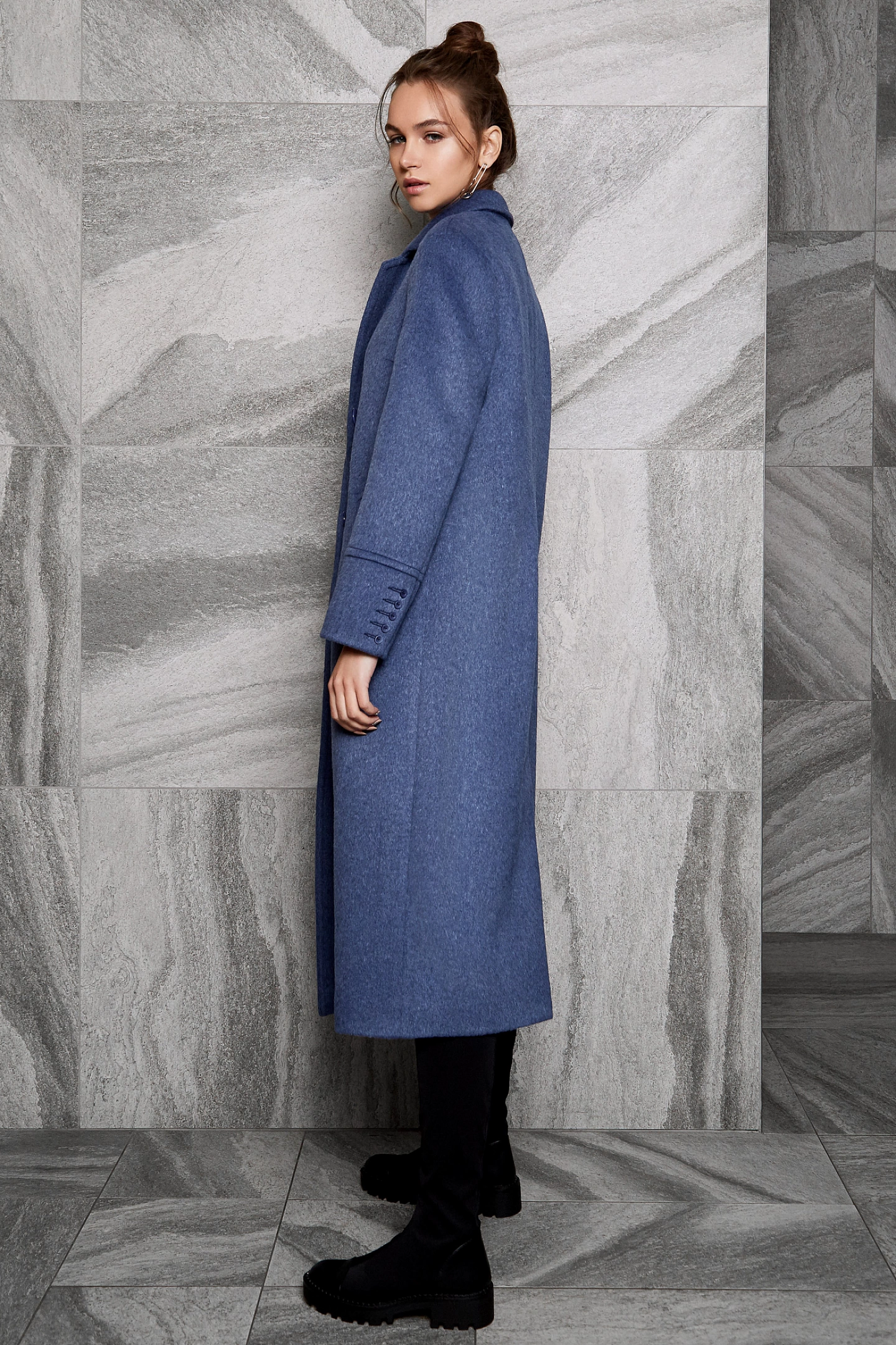 Пальто двубортное с узкими лацканами