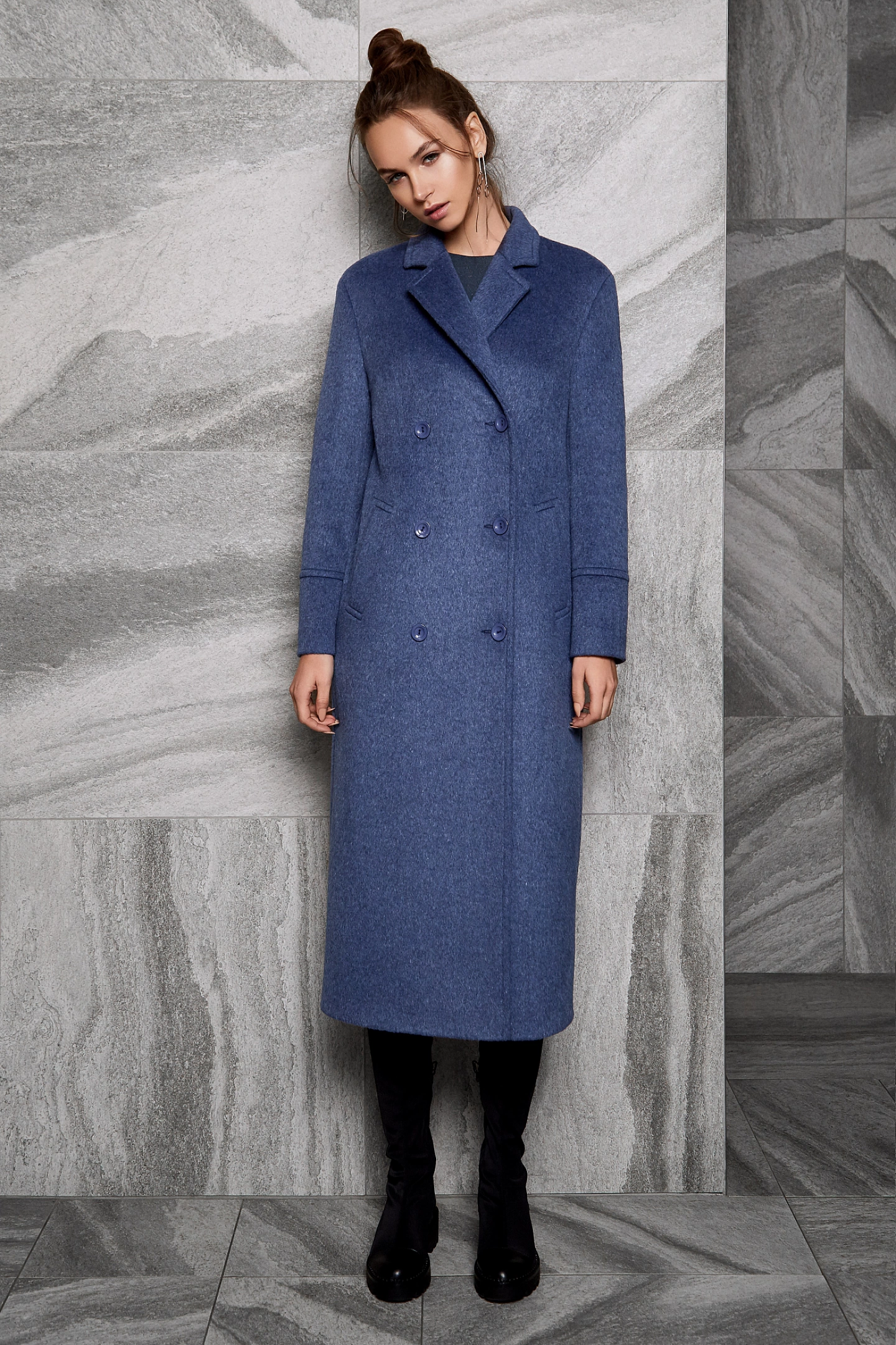 Пальто двубортное с узкими лацканами