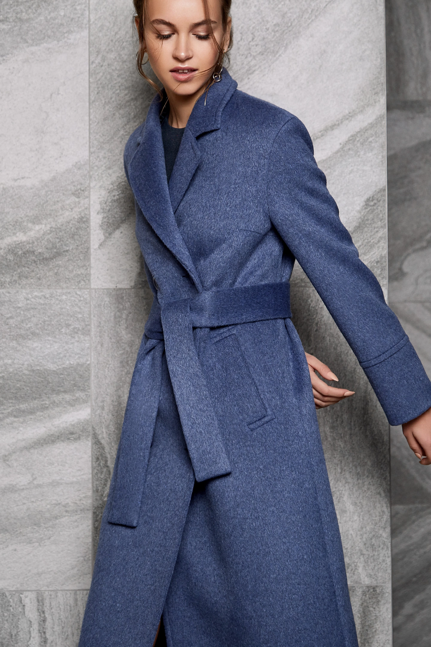 Пальто двубортное с узкими лацканами