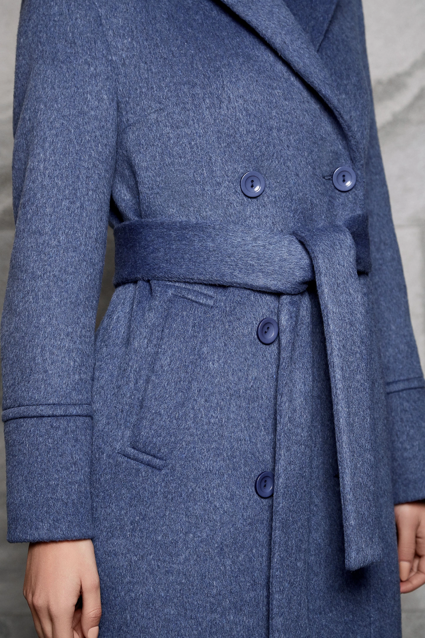 Пальто двубортное с узкими лацканами