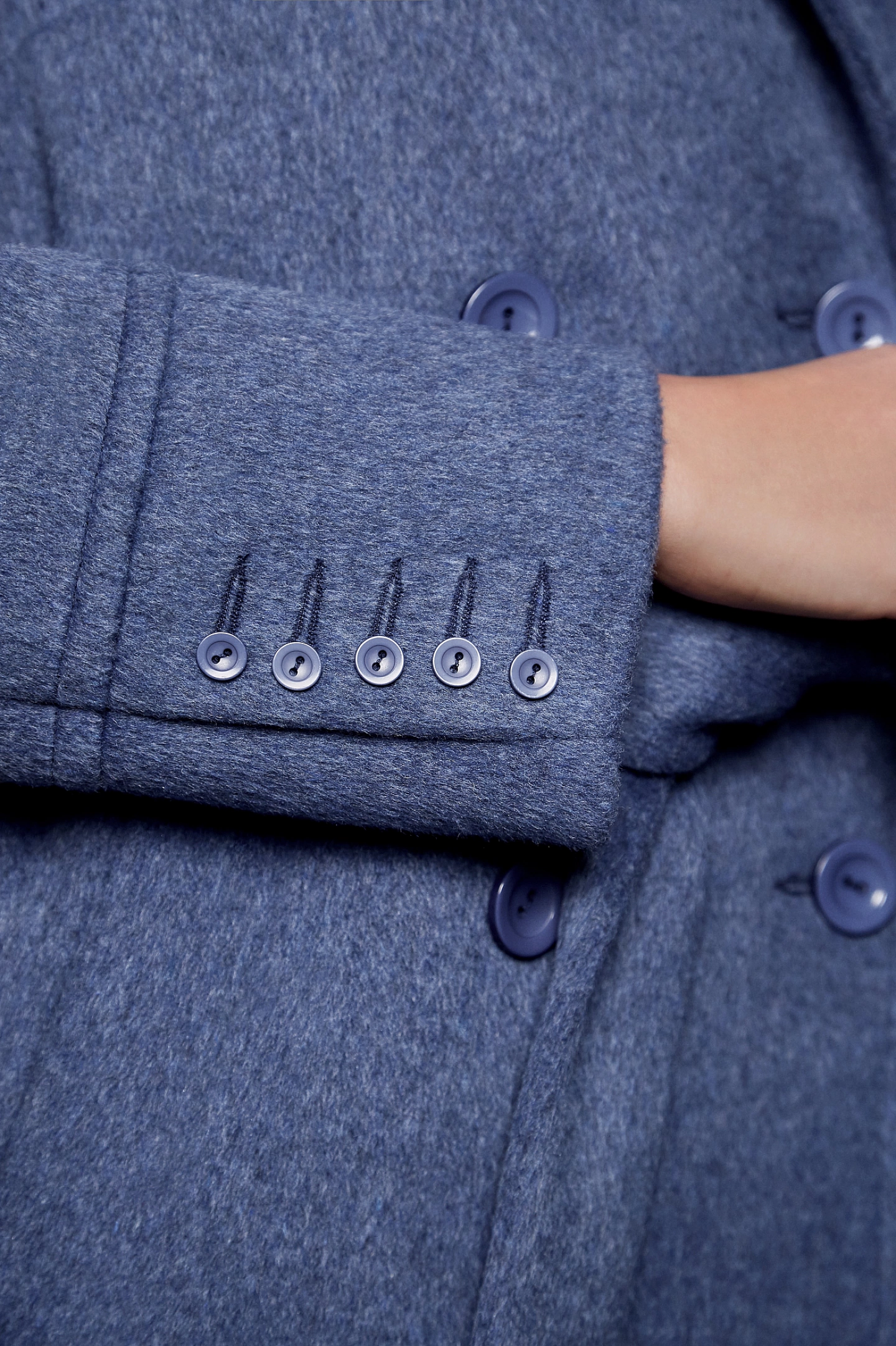 Пальто двубортное с узкими лацканами