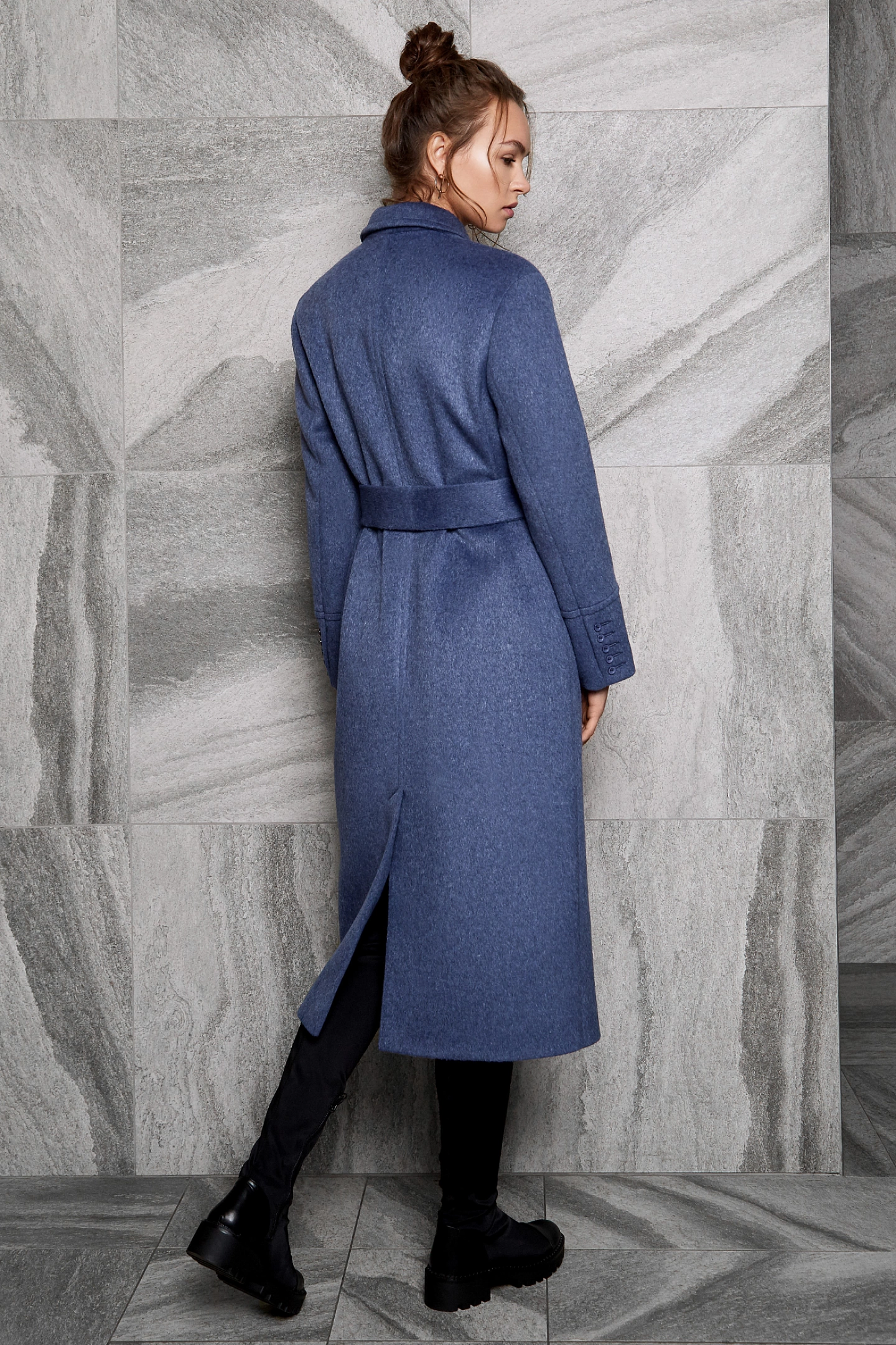 Пальто двубортное с узкими лацканами