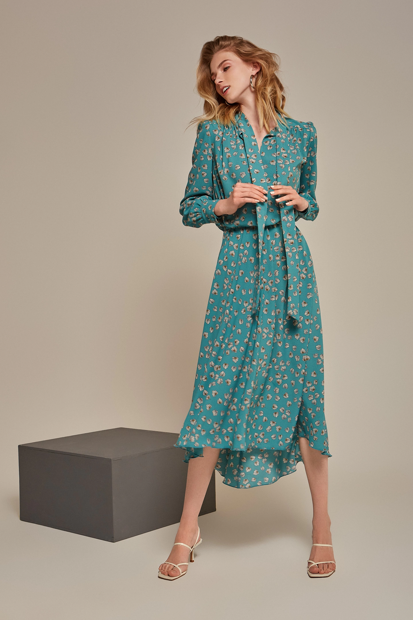 Платье с завязками и резинкой на талии