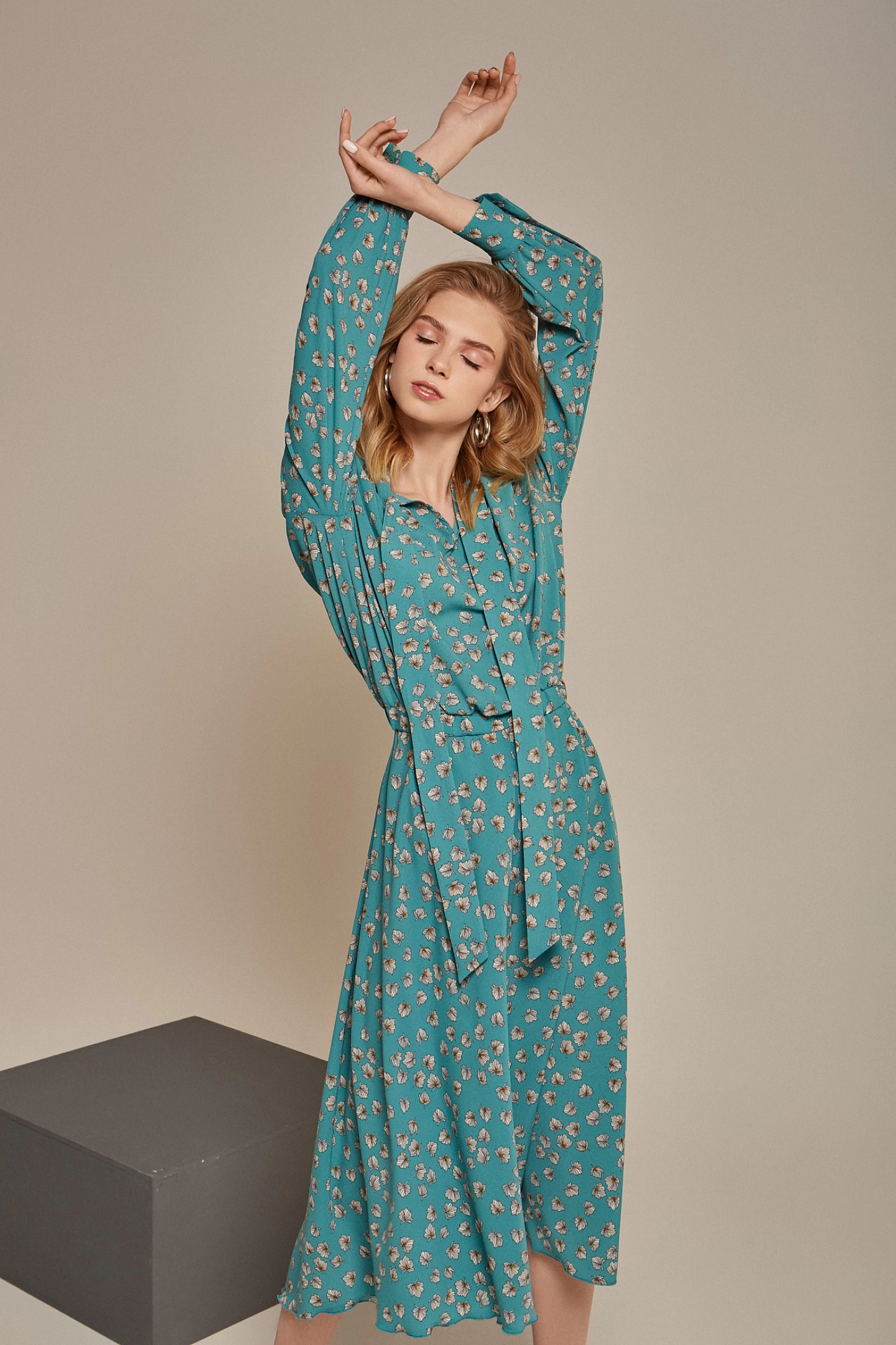 Платье с завязками и резинкой на талии