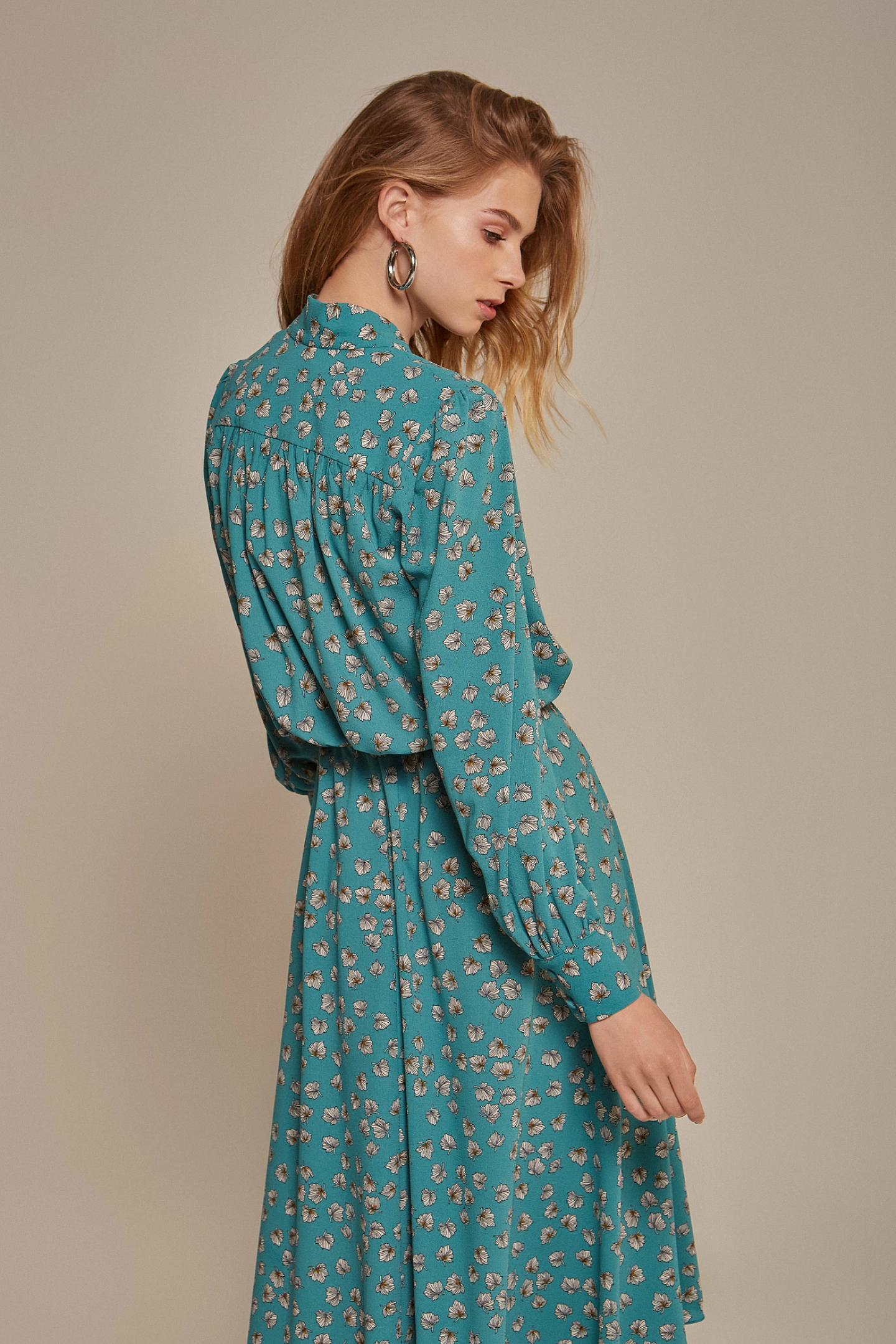 Платье с завязками и резинкой на талии