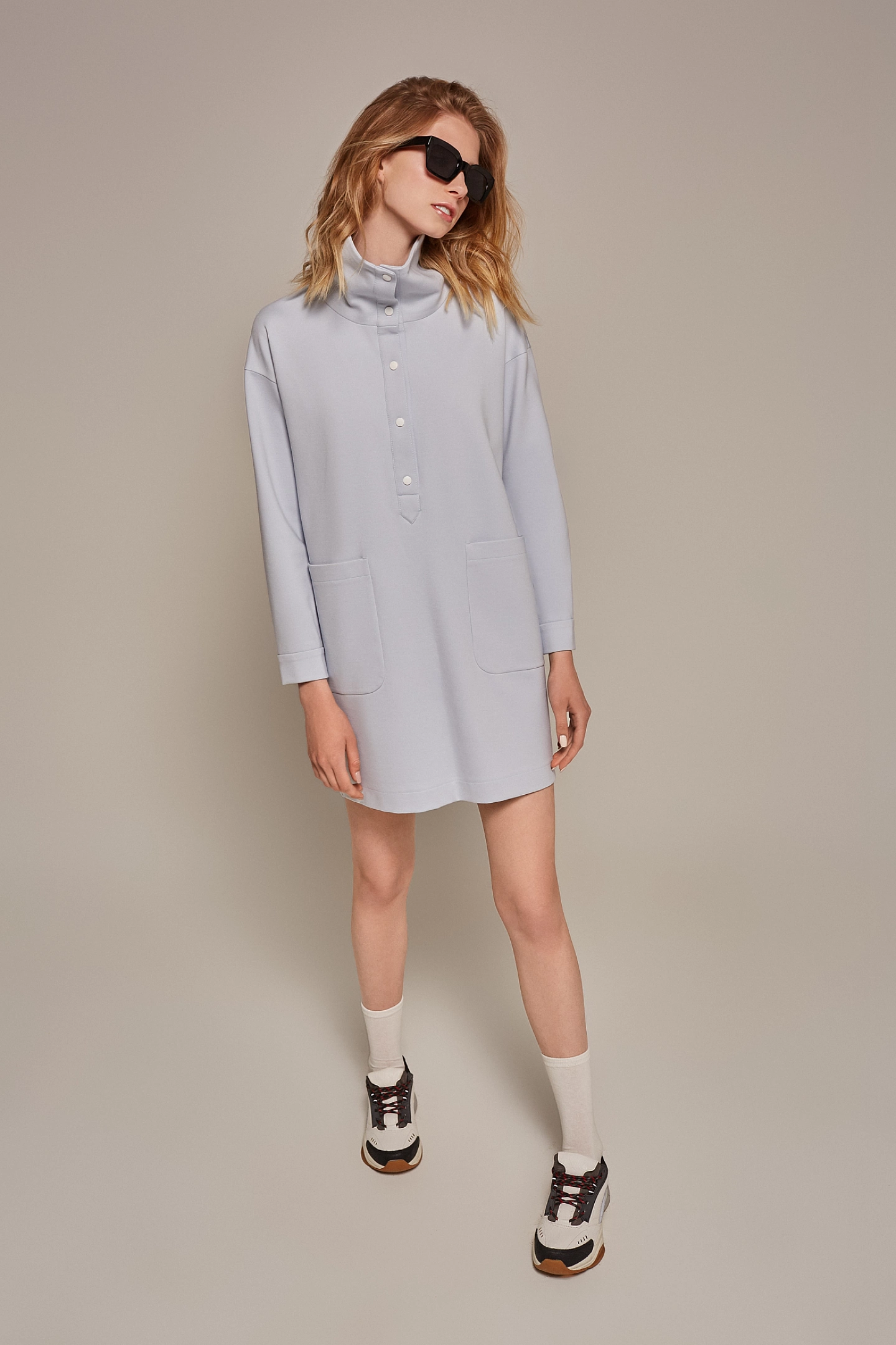 Платье с высоким воротником