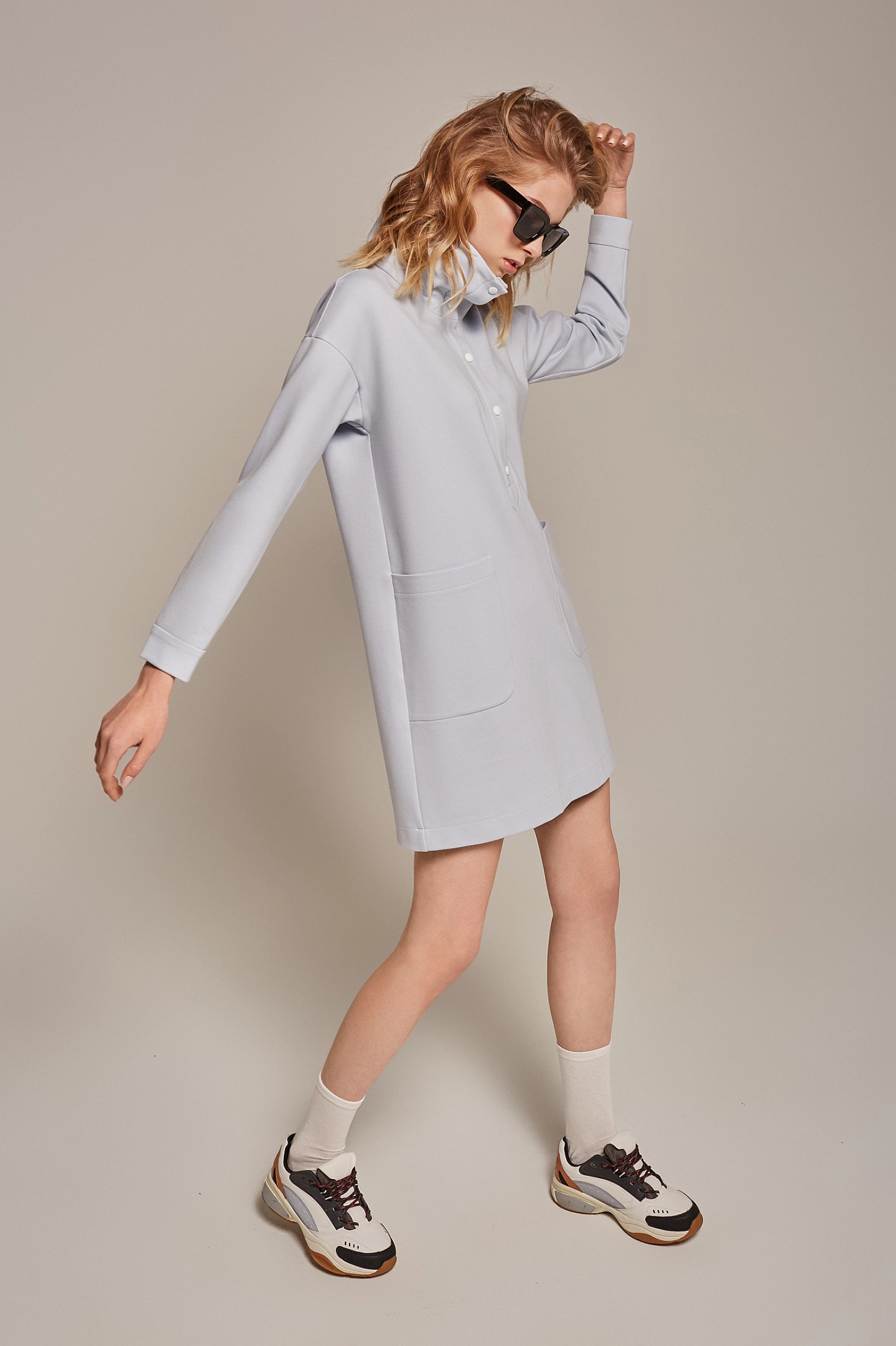 Платье с высоким воротником