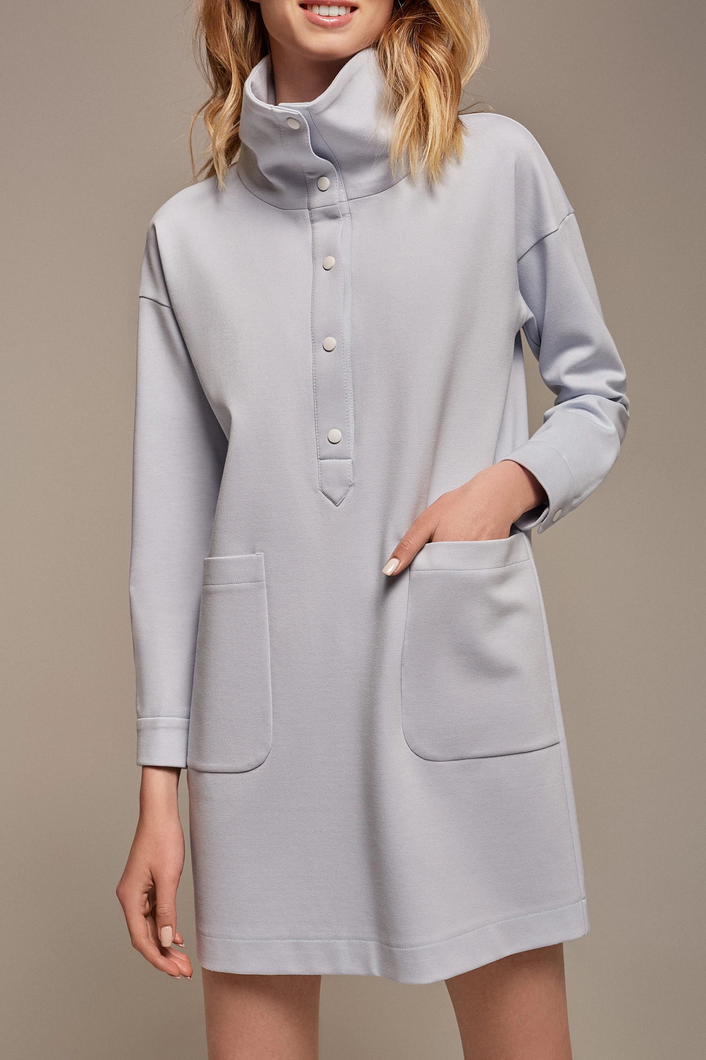 Платье с высоким воротником