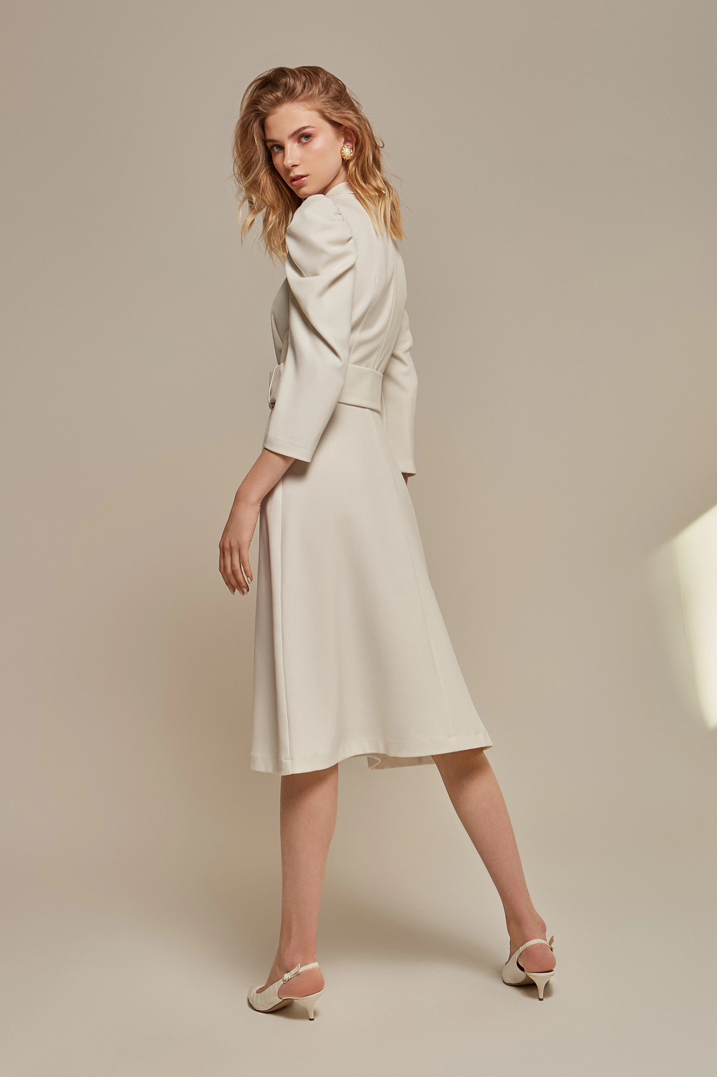 Платье с объемным рукавом