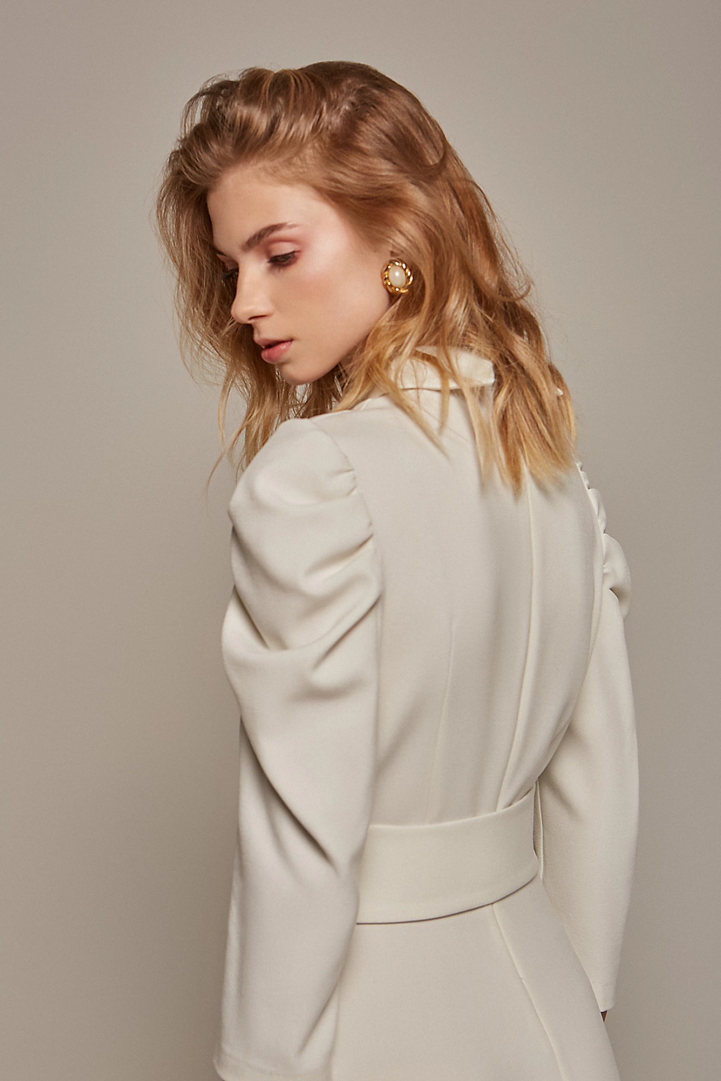 Платье с объемным рукавом